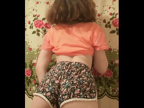 ❤️ Giovane pupa sexy fa uno striptease riprendendo i suoi pantaloncini alla telecamera Porno duro al it.bsglass.ru ️❤