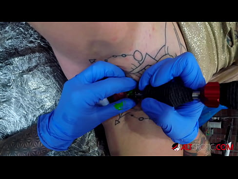 ❤️ Estremamente tatuato hottie Sully Savage ottenuto un tatuaggio sul suo clitoride Porno duro al it.bsglass.ru ️❤